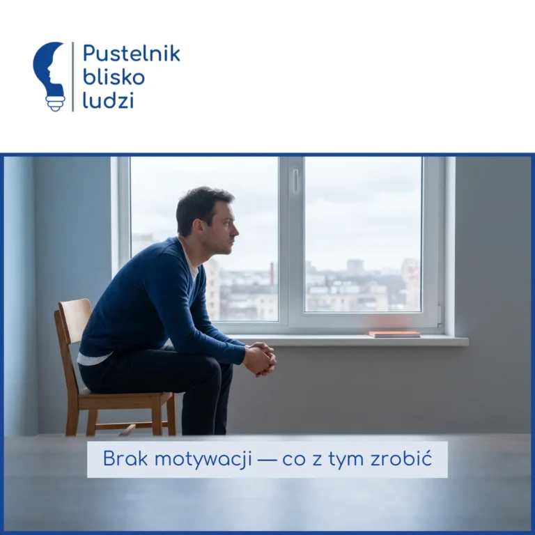 Mężczyzna siedzi na krześle przy oknie w pustym pokoju, dłonie splecione, patrzy przed siebie i nic nie robi