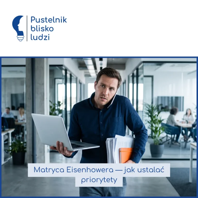 Mężczyzna idzie korytarzem biurowym z laptopem, telefonem przy uchu i plikiem dokumentów, obsługując kilka pilnych spraw naraz