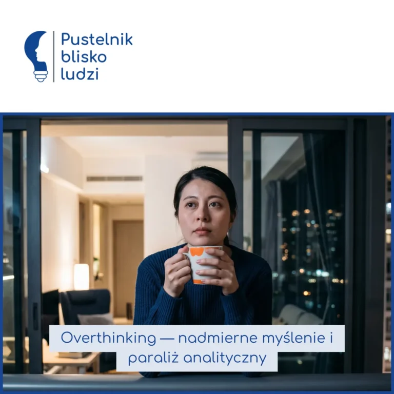 Kobieta stoi nocą na balkonie z kubkiem w dłoniach i patrzy przed siebie na światła miasta, za nią oświetlone wnętrze mieszkania