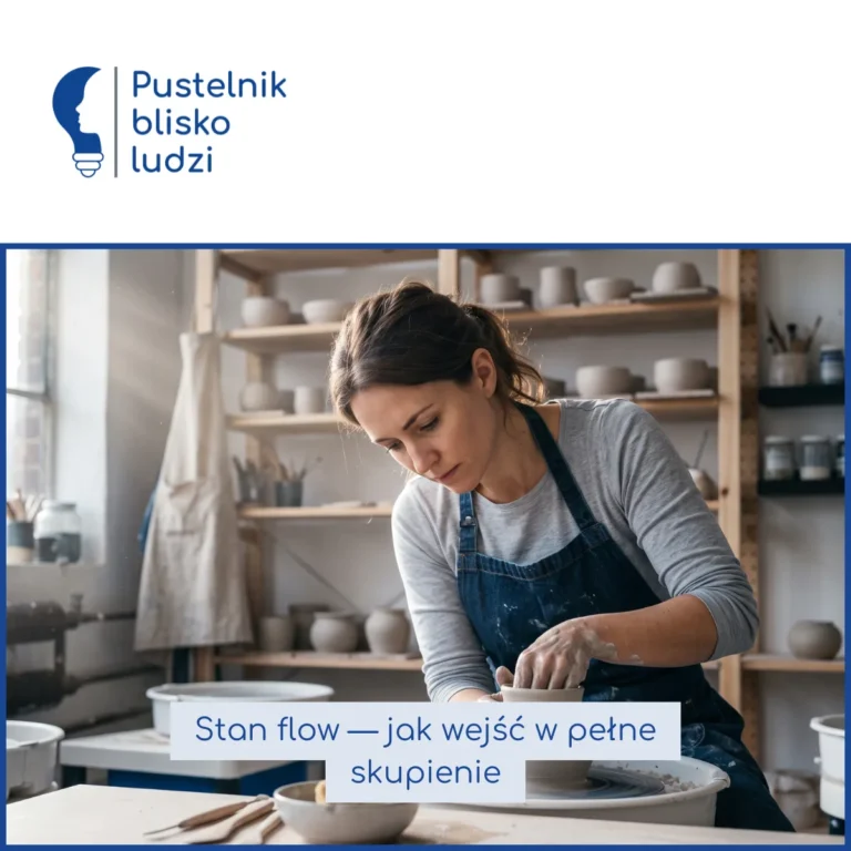 Kobieta formuje naczynie na kole garncarskim w pracowni ceramicznej, całkowicie pochłonięta pracą
