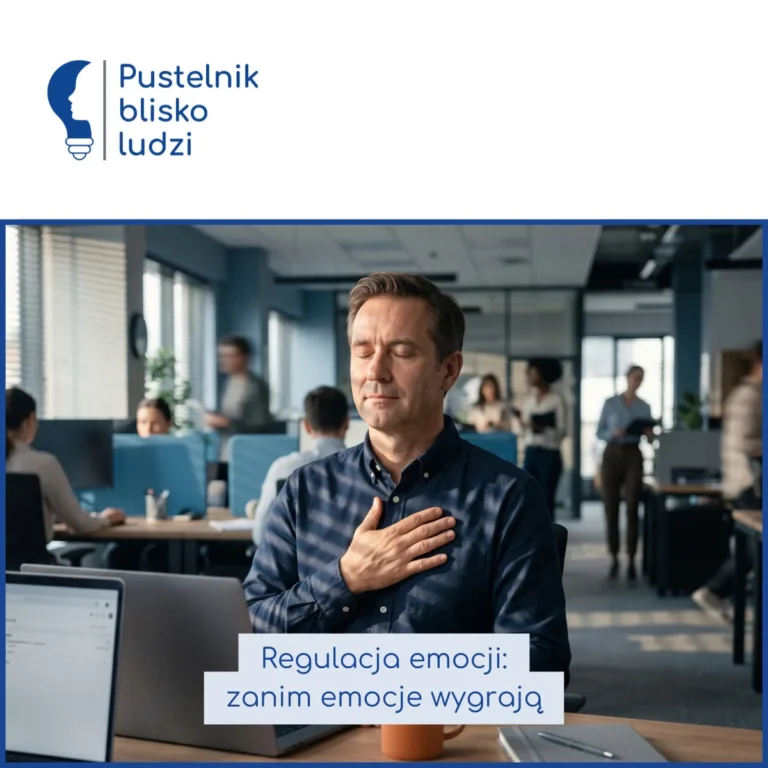 Mężczyzna w biurze open space z zamkniętymi oczami i dłonią na mostku bierze głęboki oddech