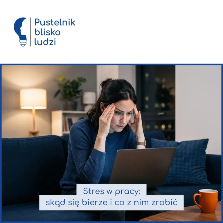 Kobieta na kanapie z laptopem na kolanach trzyma palce na skroniach, zestresowana pracą wieczorem