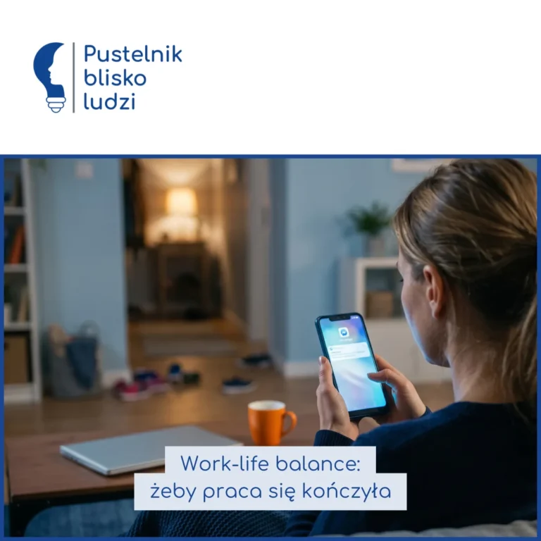 Kobieta wieczorem na kanapie patrzy na powiadomienie w telefonie, laptop zamknięty na stoliku